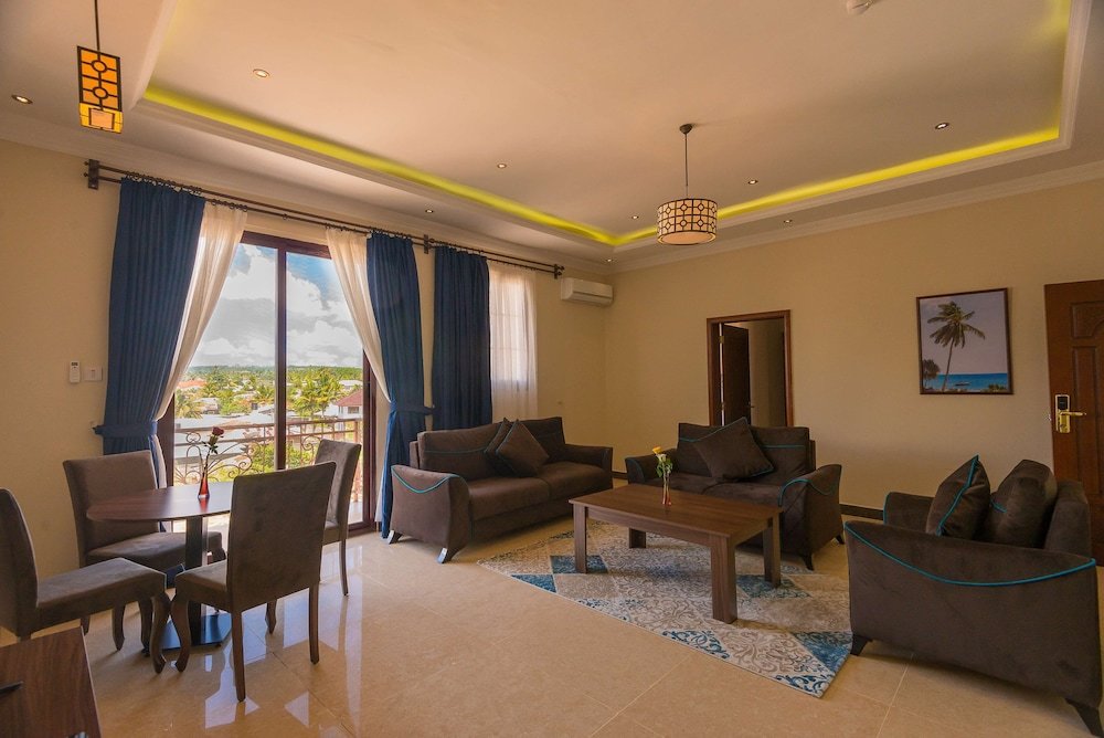 Suite 1 camera da letto con balcone e con vista sulla città Golden Tulip Zanzibar Resort