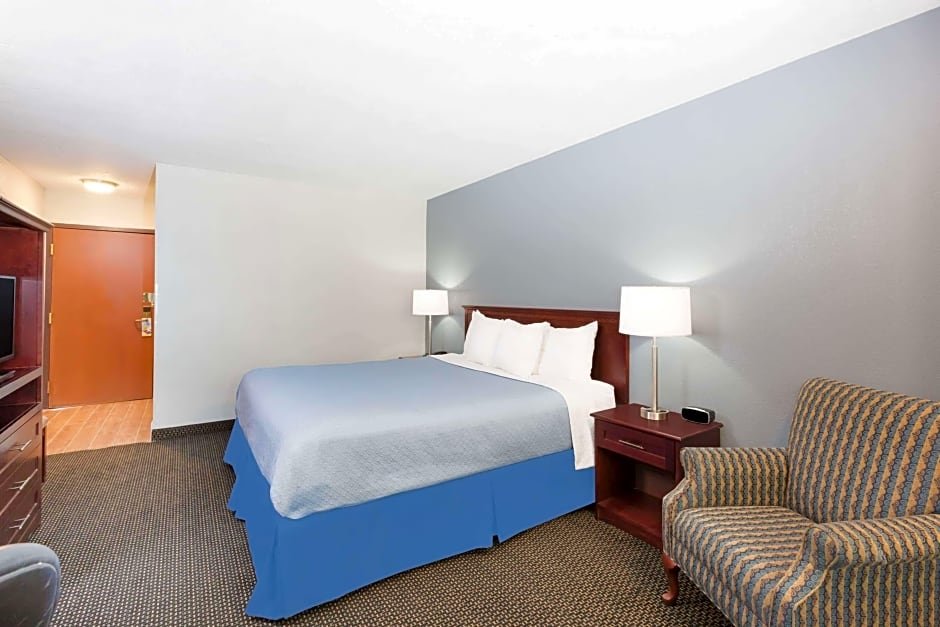 Suite Days Inn by Wyndham West Des Moines