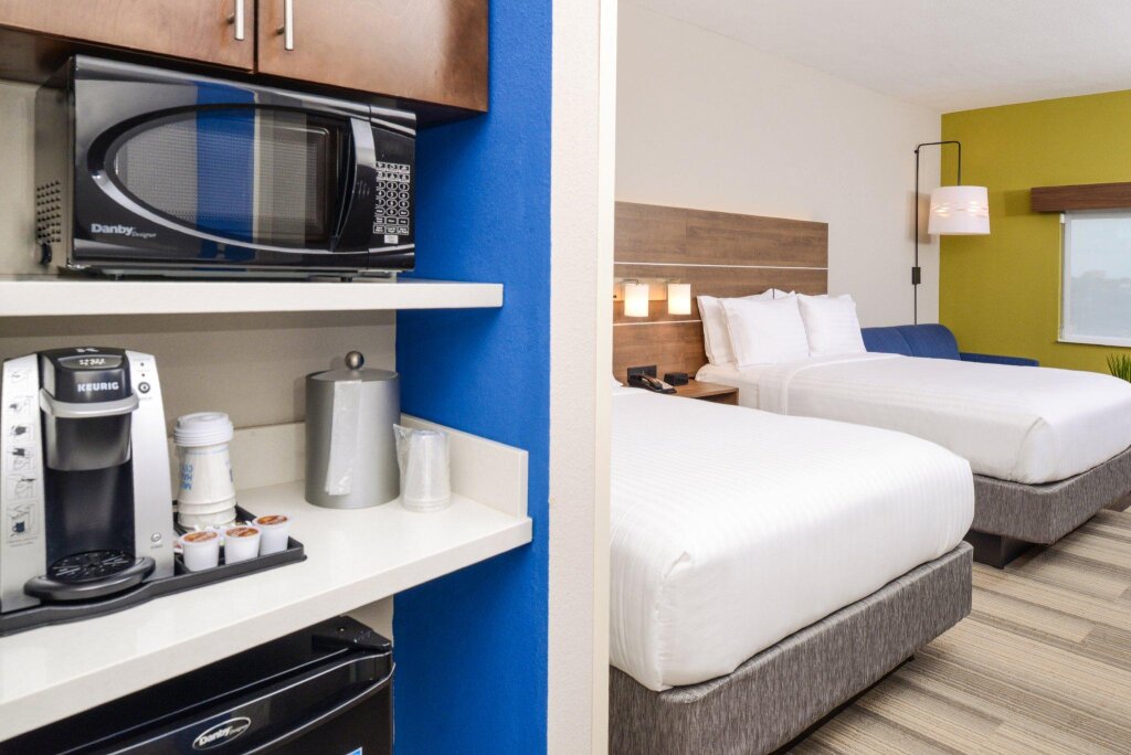 Standard Quadruple room Holiday Inn Express & Suites Wildwood The Villages, an IHG Hotel