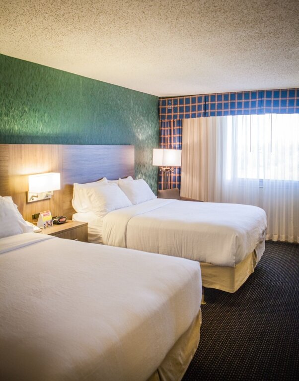 Четырёхместный номер Standard Holiday Inn Des Moines-Downtown-Mercy Campus, an IHG Hotel