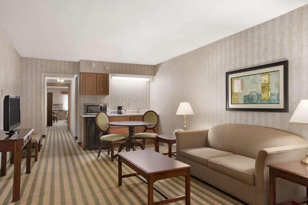 Люкс Ramada by Wyndham Saginaw Hotel & Suites
