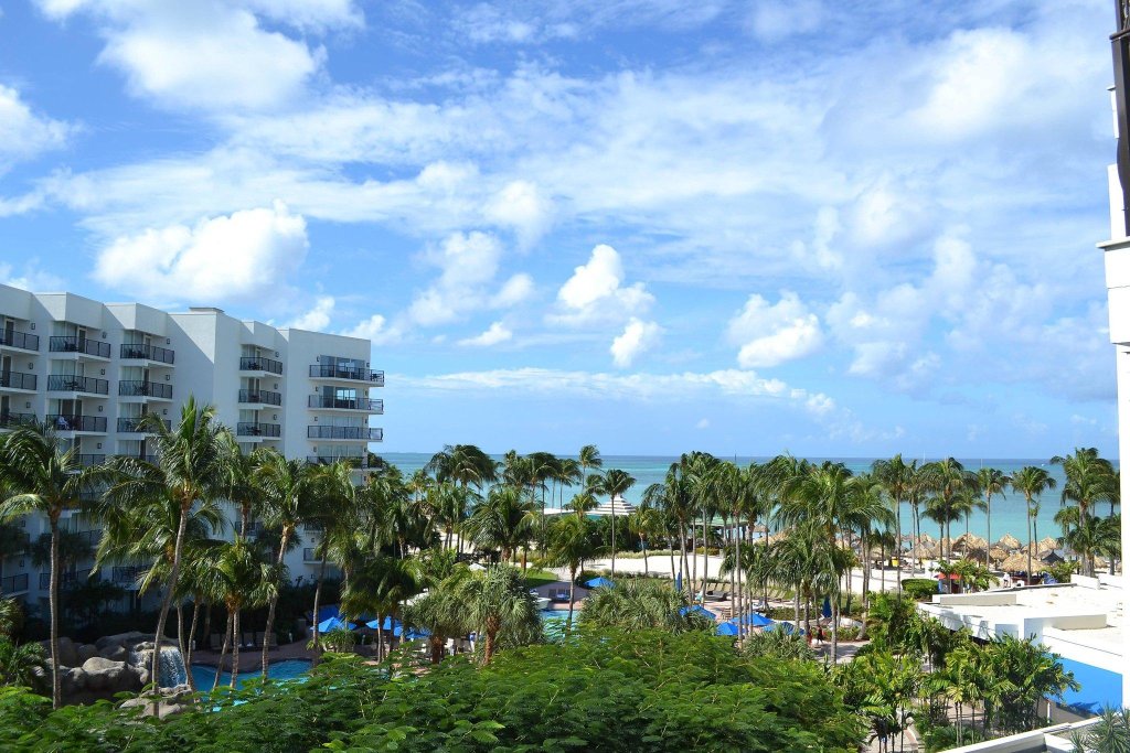 Двухместный номер Standard с балконом и с частичным видом на океан Aruba Marriott Resort & Stellaris Casino