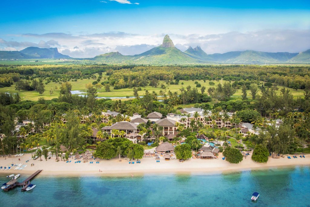 Кровать в общем номере с видом на море Hilton Mauritius Resort & Spa