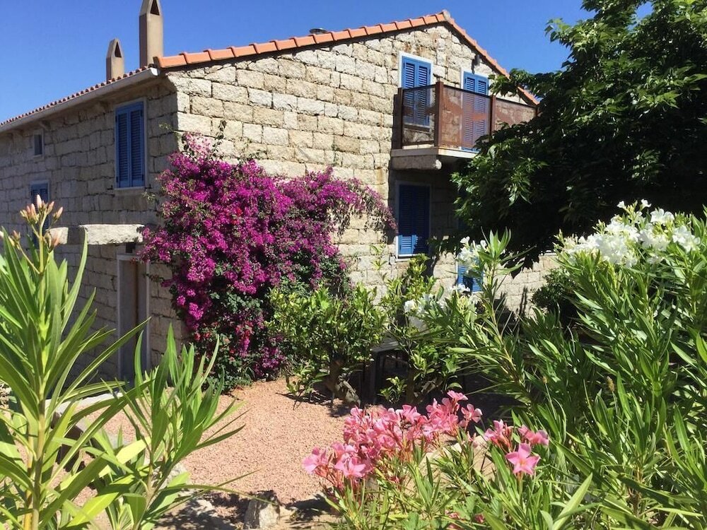 Family Cottage with balcony and with view Le Moulin de Figari