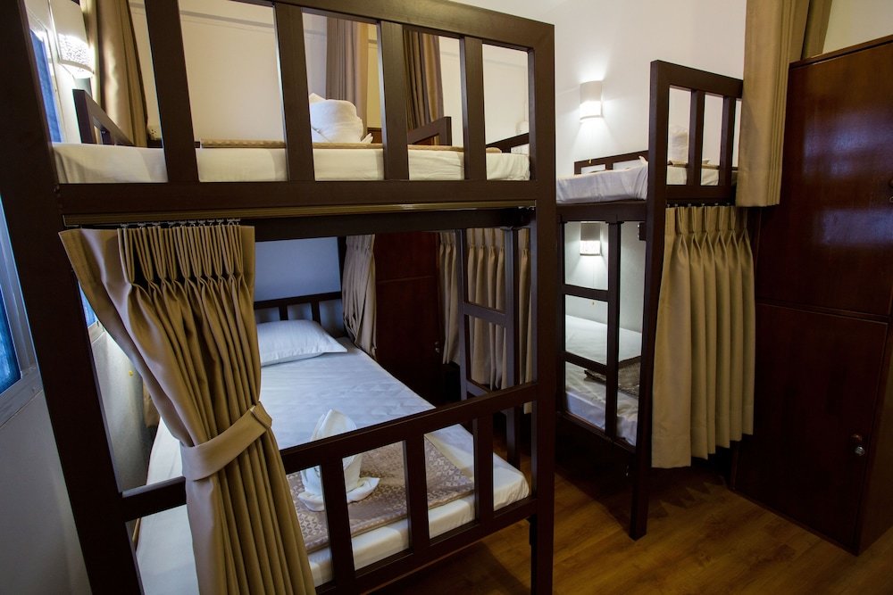 Cama en dormitorio compartido (dormitorio compartido femenino) con balcón Tini Kati Hostel