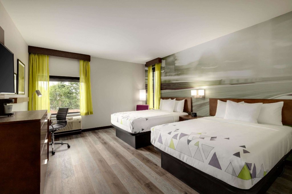Четырёхместный номер Business La Quinta Inn & Suites by Wyndham Braselton