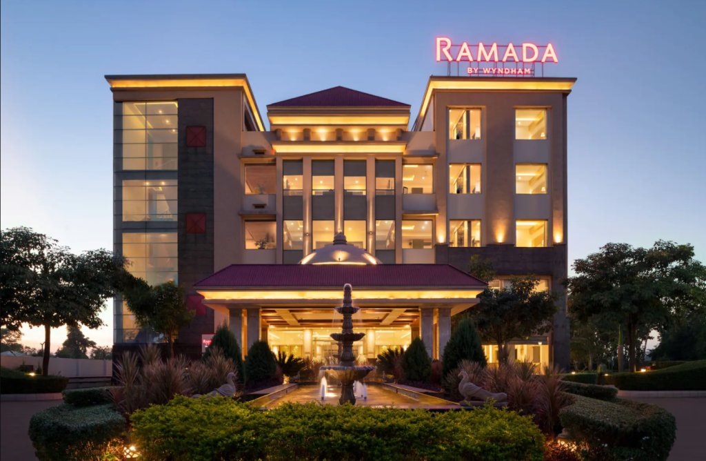 Standard Zimmer Ramada by Wyndham Varanasi Katesar