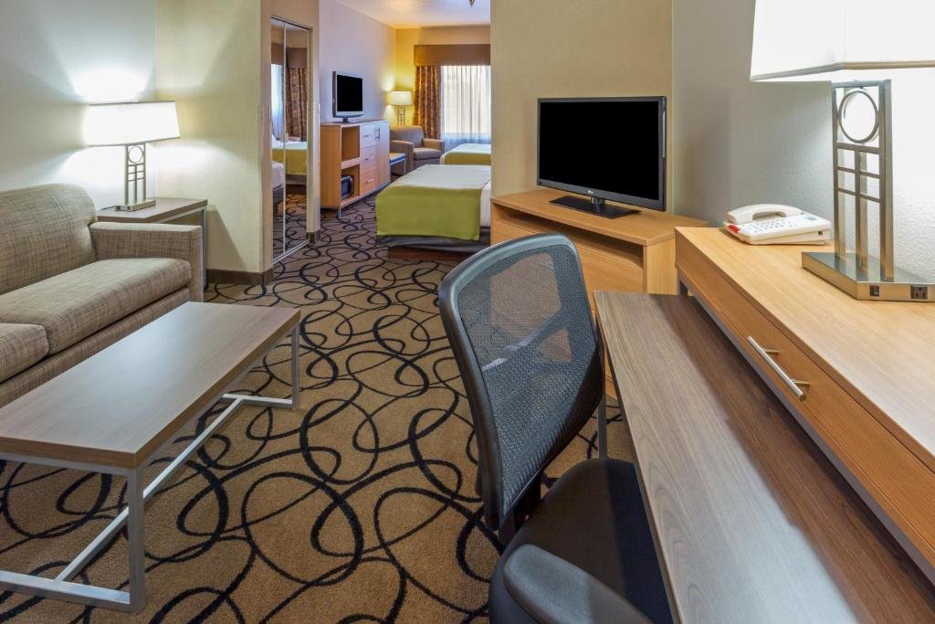 1 Bedroom Suite Holiday Inn Express Hotel and Suites