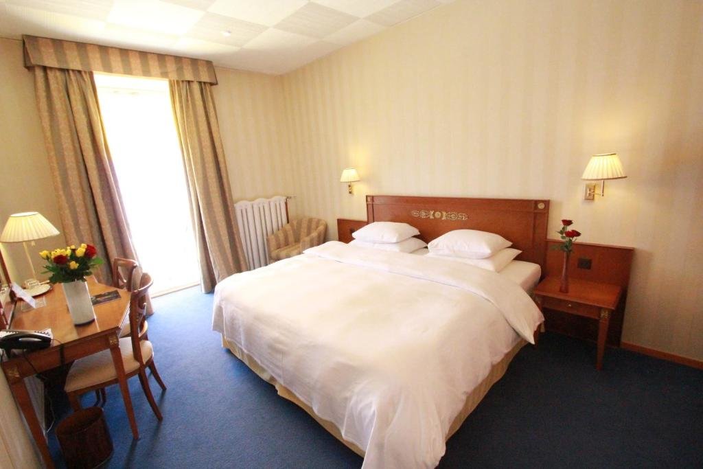 Economy Double room with lake view Golf Hotel René Capt