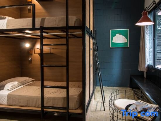 Кровать в общем номере с видом на улицу The Brownstone Hostel & Space