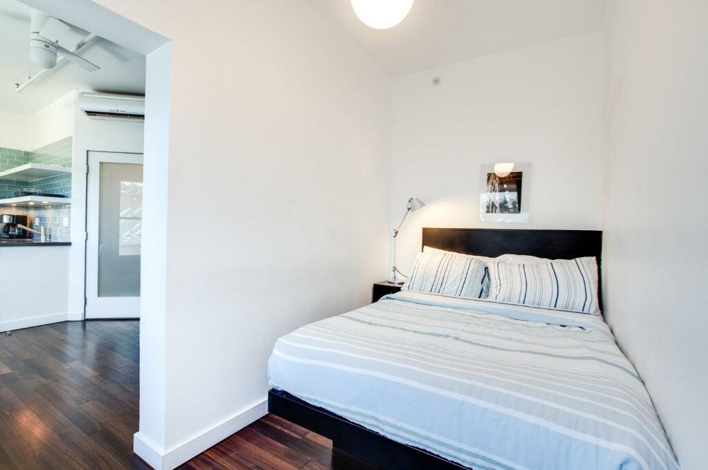 Suite 1 Schlafzimmer mit Straßenblick Venice Breeze Suites