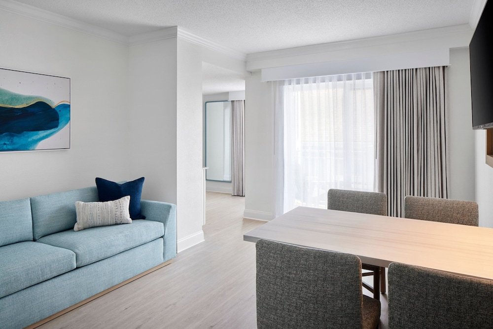 Suite 1 dormitorio con balcón y con vista a la ciudad Bethany Beach Ocean Suites Residence Inn by Marriott