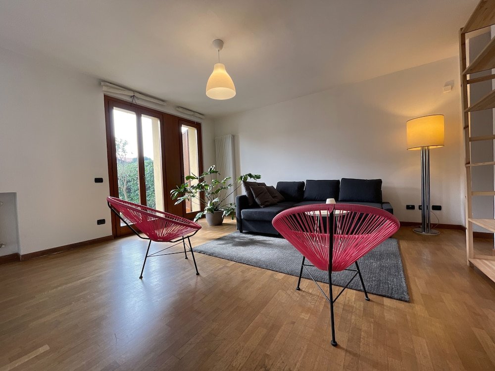 Апартаменты Modern Apartment, Private Garden, 25km From Milan