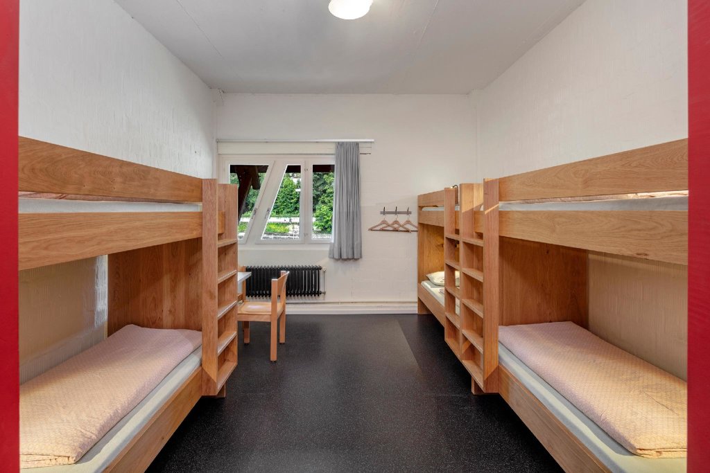 Кровать в общем номере Baden Youth Hostel