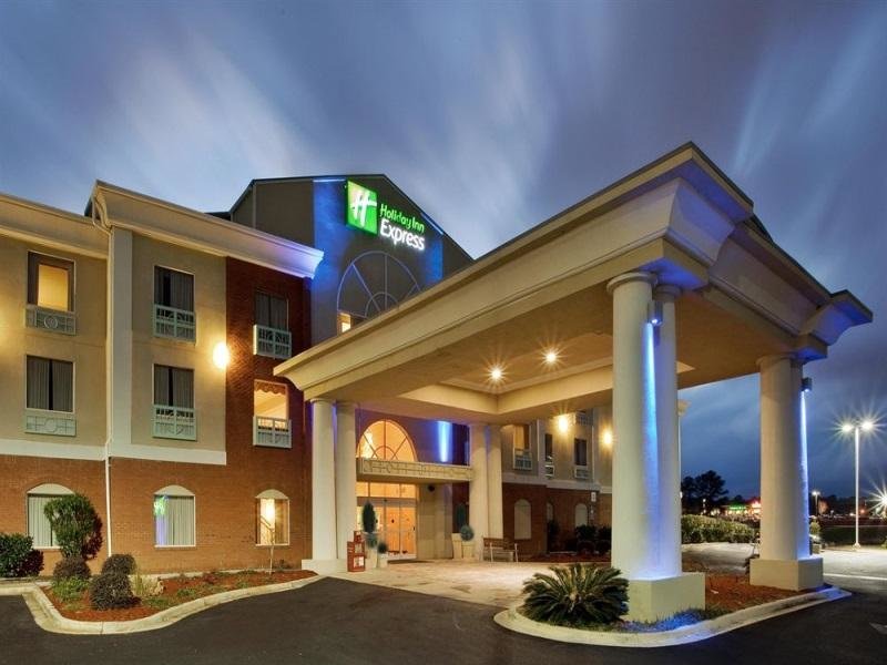 Кровать в общем номере Holiday Inn Express and Suites Thomasville, an IHG Hotel