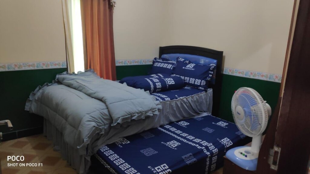 Кровать в общем номере Homestay Hanum