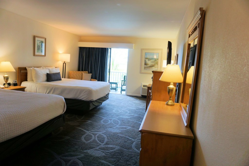 Standard Quadruple room with pool view Best Western Chincoteague Island