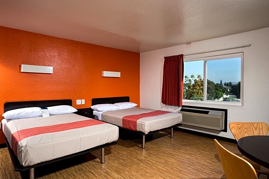 Номер Deluxe Motel 6-Costa Mesa, CA - Newport Beach