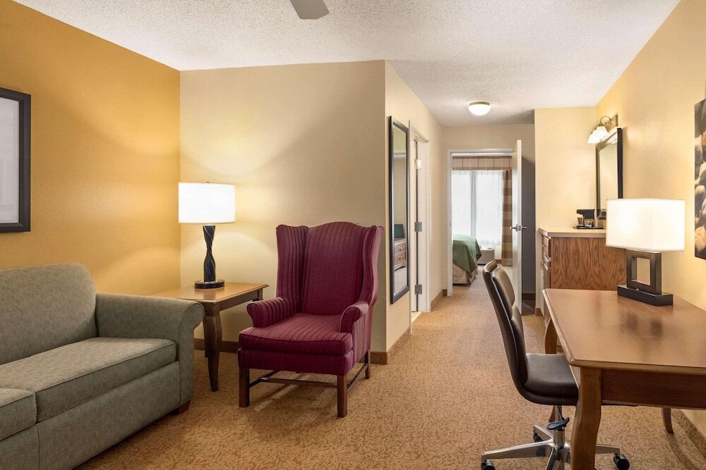 Suite Country Inn & Suites by Radisson, Salina, KS