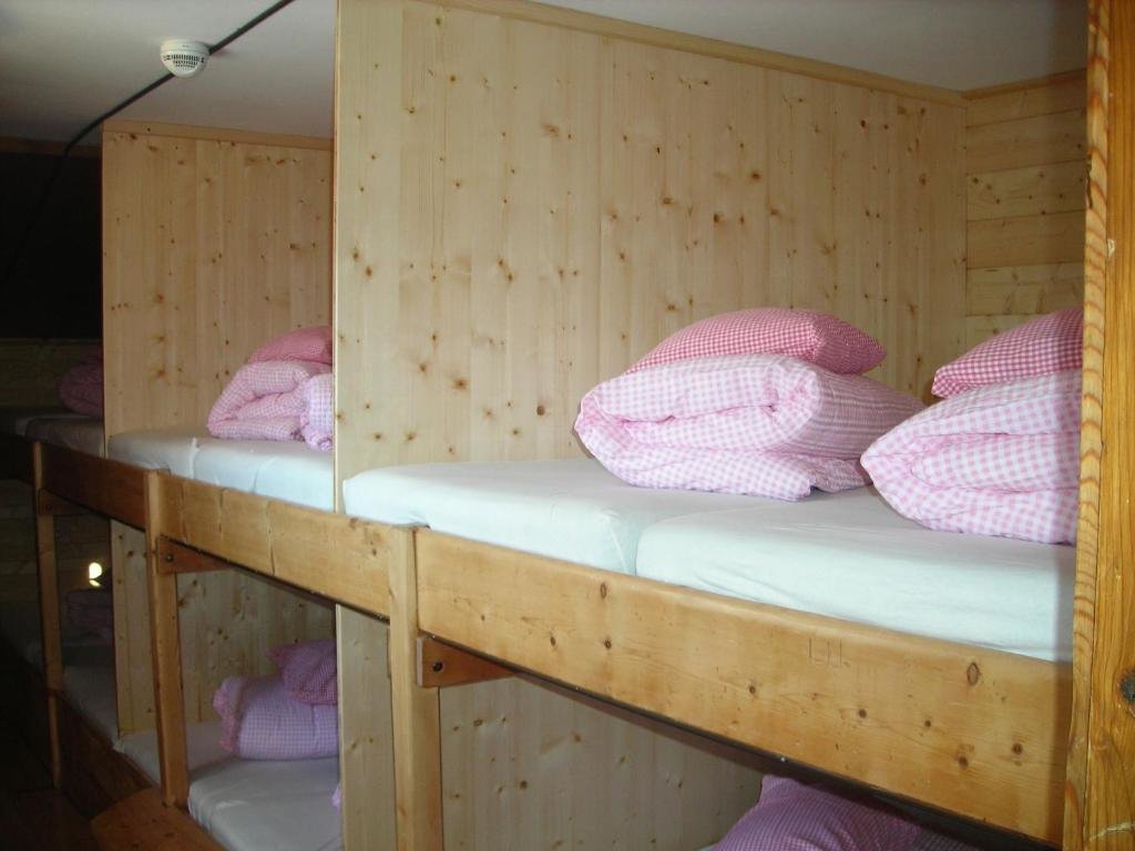 Кровать в общем номере Skihütte Zams