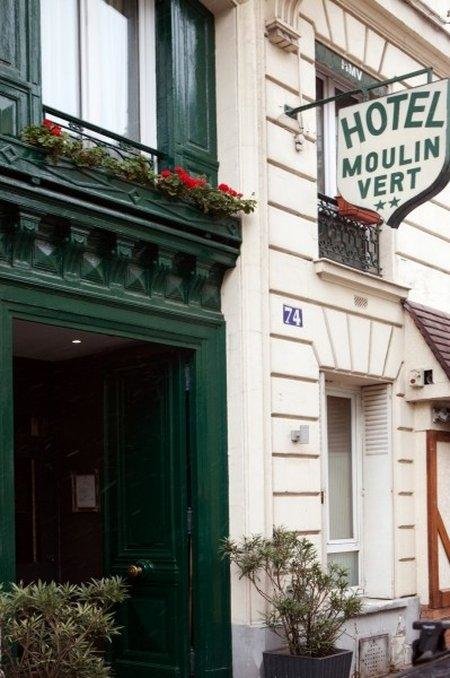 Кровать в общем номере Hotel Moulin Vert