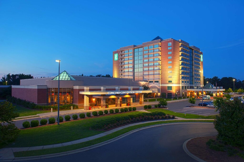 Кровать в общем номере Embassy Suites by Hilton Charlotte Concord Golf Resort & Spa