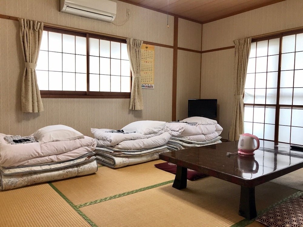 Кровать в общем номере Misaki HOTEL&LOUNGE