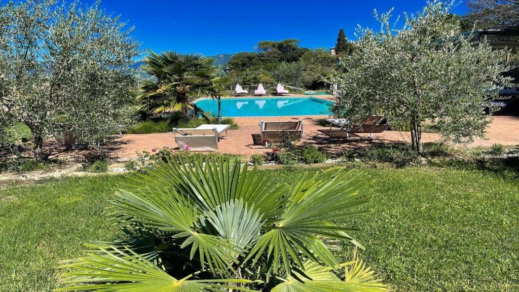 Вилла Gardens, pool, jaccuzzi Spoleto-poolside-slps 20 1 hour to Rome