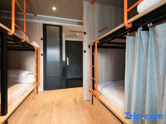 Кровать в общем номере Chengdu ChunxiRoad Travelling With Hotel