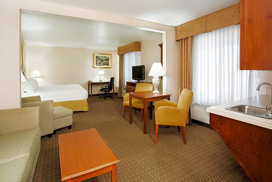 Suite Holiday Inn Express & Suites Marion, an IHG Hotel