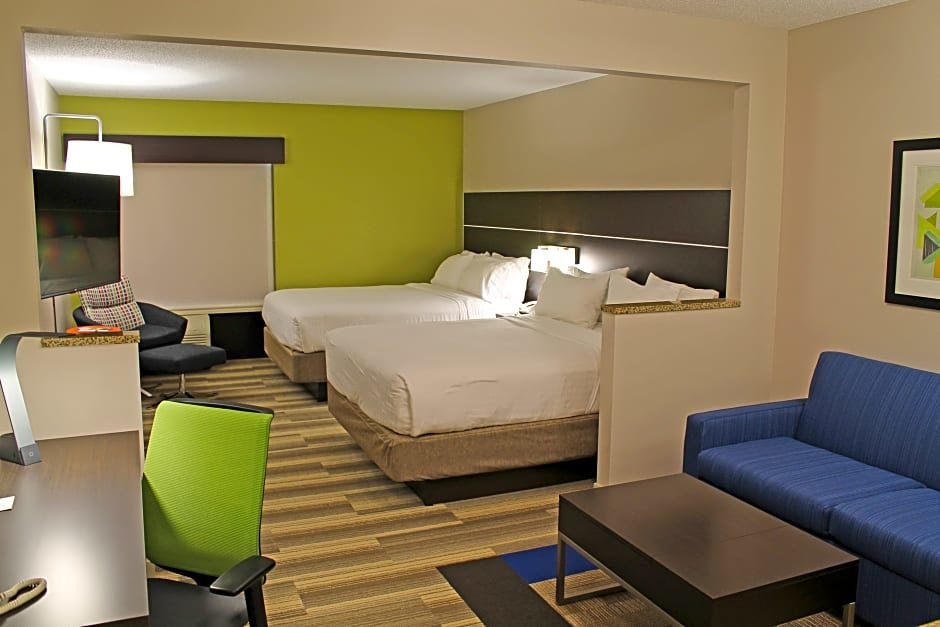 Четырёхместный номер Standard Holiday Inn Express Hotel & Suites Cape Girardeau I-55, an IHG Hotel