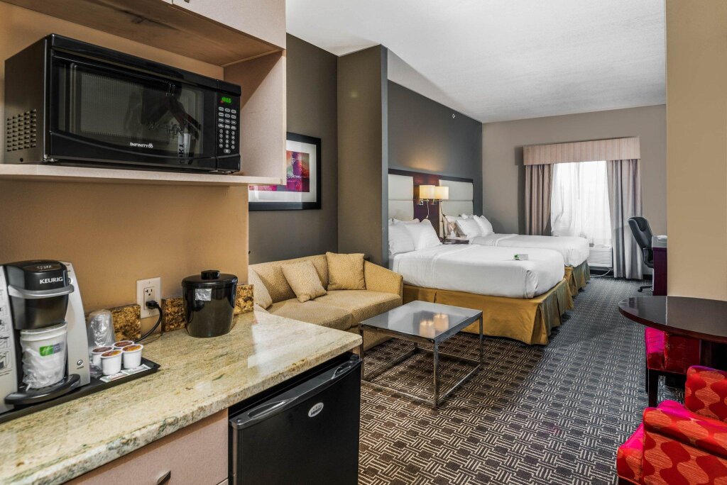 Четырёхместный номер Standard Holiday Inn Express & Suites Lantana, an IHG Hotel