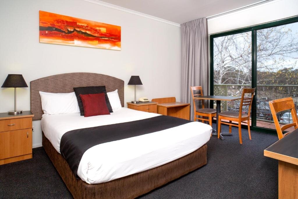 Двухместный номер Deluxe с красивым видом из окна Alpha Hotel Canberra