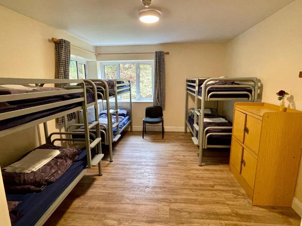 Кровать в общем номере Glendalough International Youth Hostel