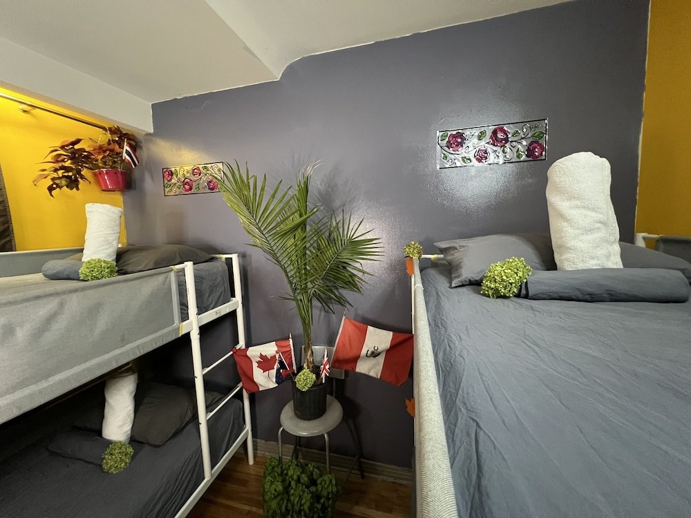Кровать в общем номере с балконом Pied-A-Terre Mont-Royal