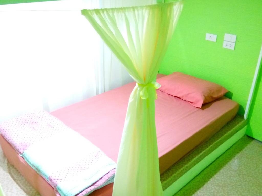 Кровать в общем номере (женский номер) Koh Mook Hostel