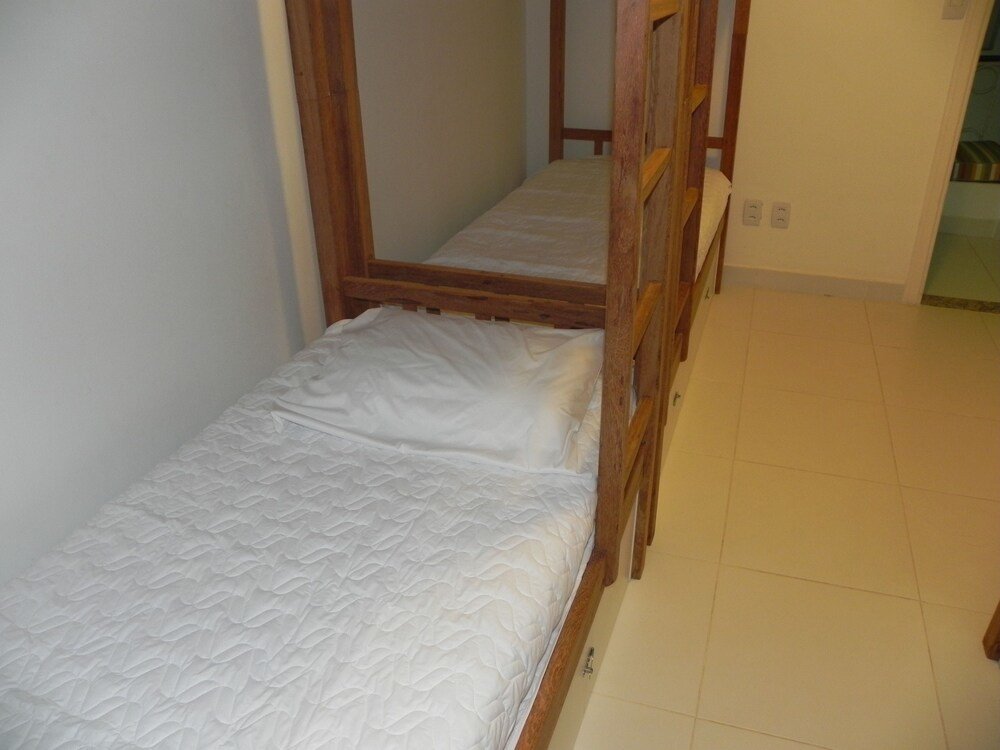 Кровать в общем номере (мужской номер) Tô em Casa Hostel