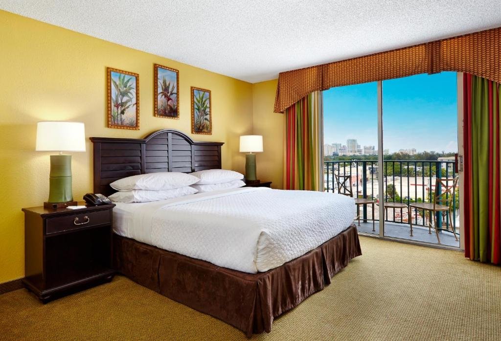 Двухместный люкс с 2 комнатами с балконом Embassy Suites by Hilton Fort Lauderdale 17th Street