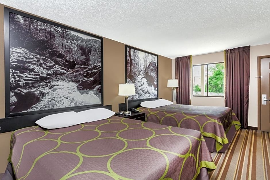 Deluxe room Super 8 by Wyndham Monteagle TN