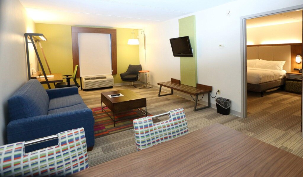 Двухместный люкс Holiday Inn Express & Suites Newport News, an IHG Hotel