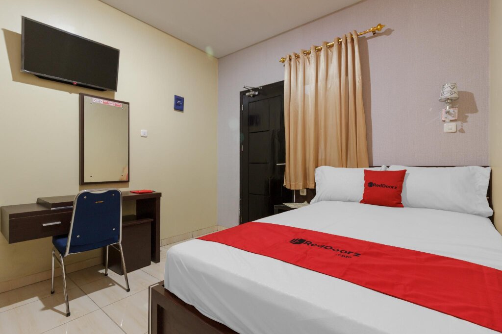 Standard room RedDoorz Plus near Pantai Malalayang Manado
