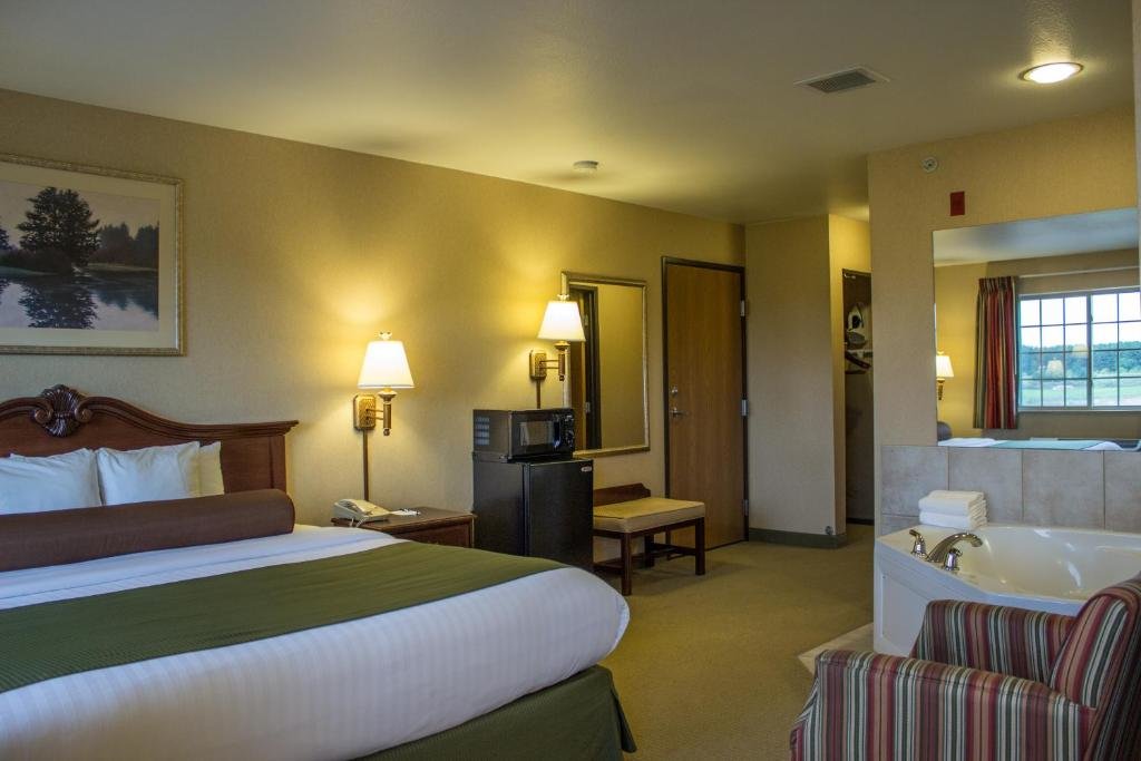 Полулюкс Deluxe Boarders Inn & Suites by Cobblestone Hotels - Shawano