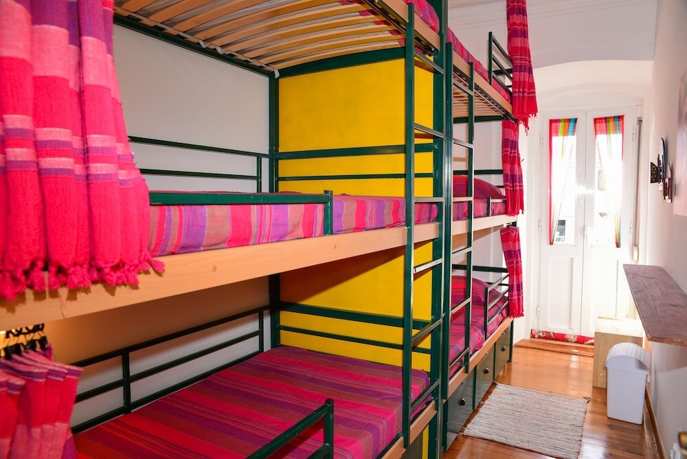 Кровать в общем номере (женский номер) In Belém Hostel