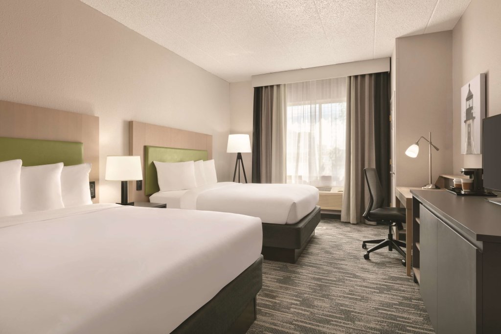 Четырёхместный номер Standard Country Inn & Suites by Radisson, Port Clinton, OH