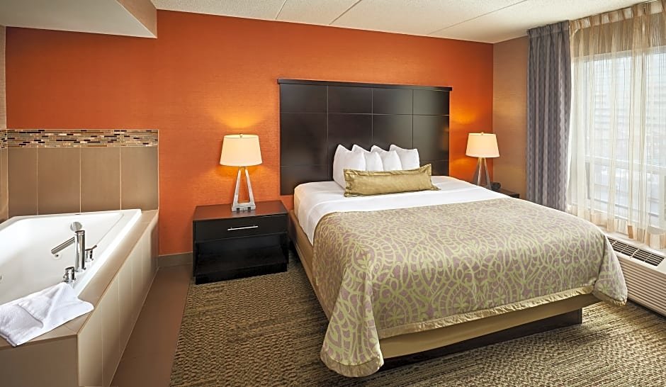 Одноместный люкс c 1 комнатой Staybridge Suites Hamilton - Downtown, an IHG Hotel