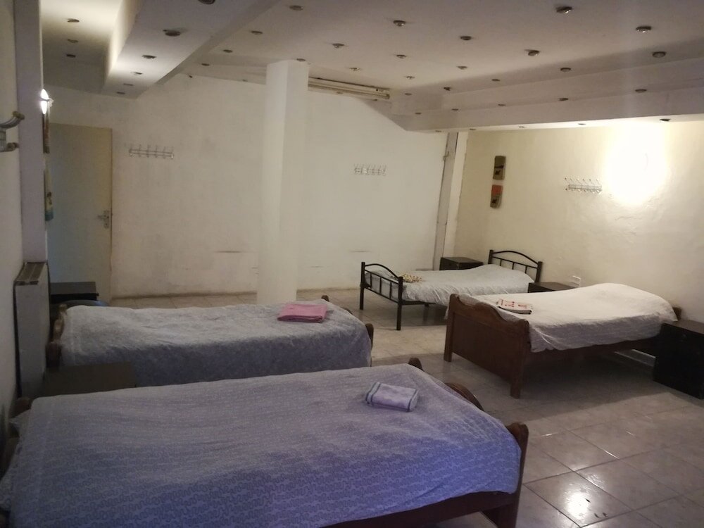 Кровать в общем номере Saba'a Hotel