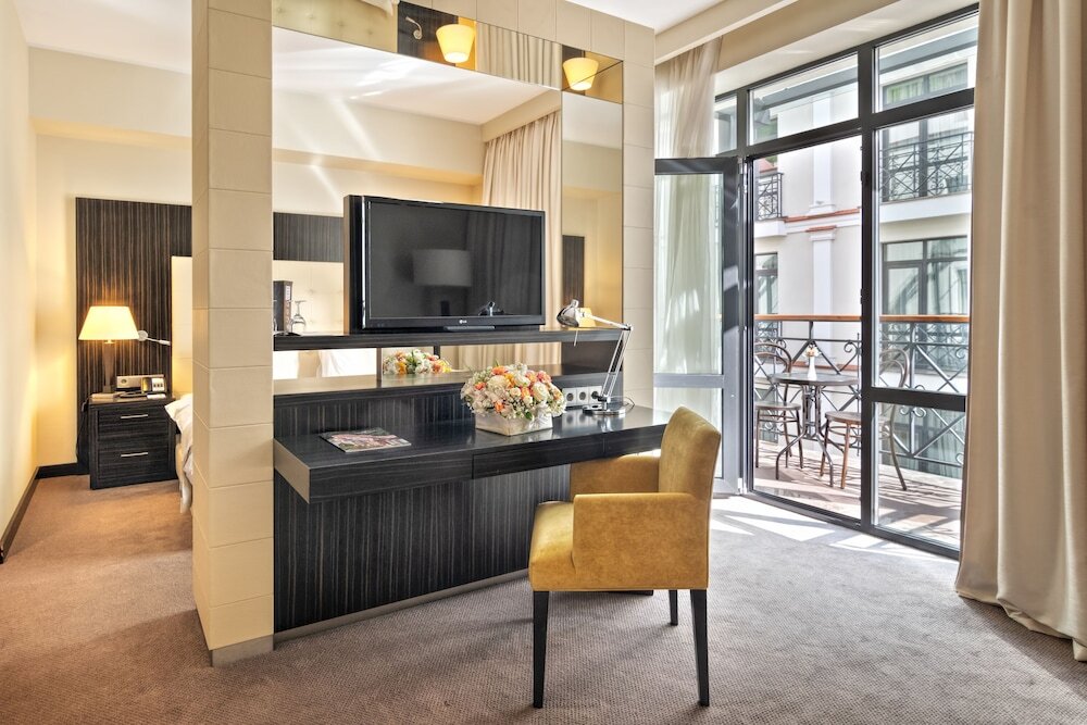 Premium Doppel Zimmer mit Balkon Crowne Plaza Borjomi, an IHG Hotel