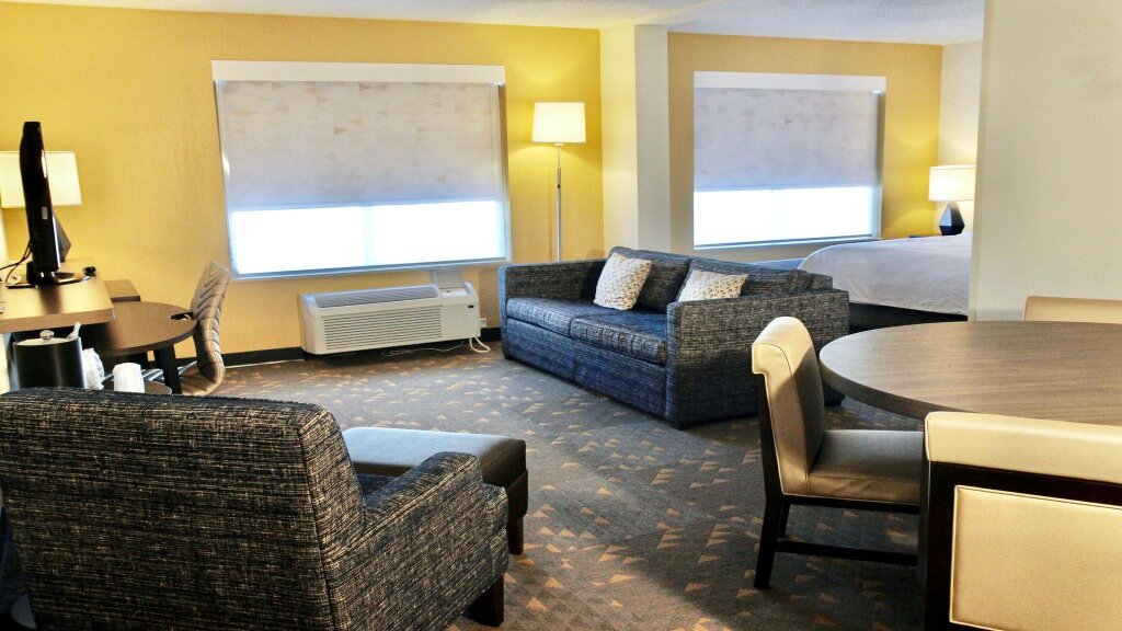 Люкс Holiday Inn Hotel & Suites Overland Park-Convention Center, an IHG Hotel