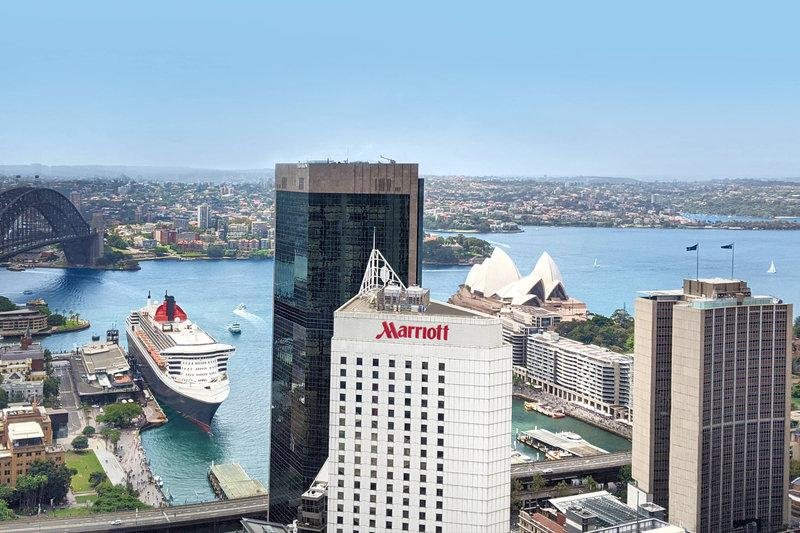 Кровать в общем номере Sydney Harbour Marriott Hotel at Circular Quay