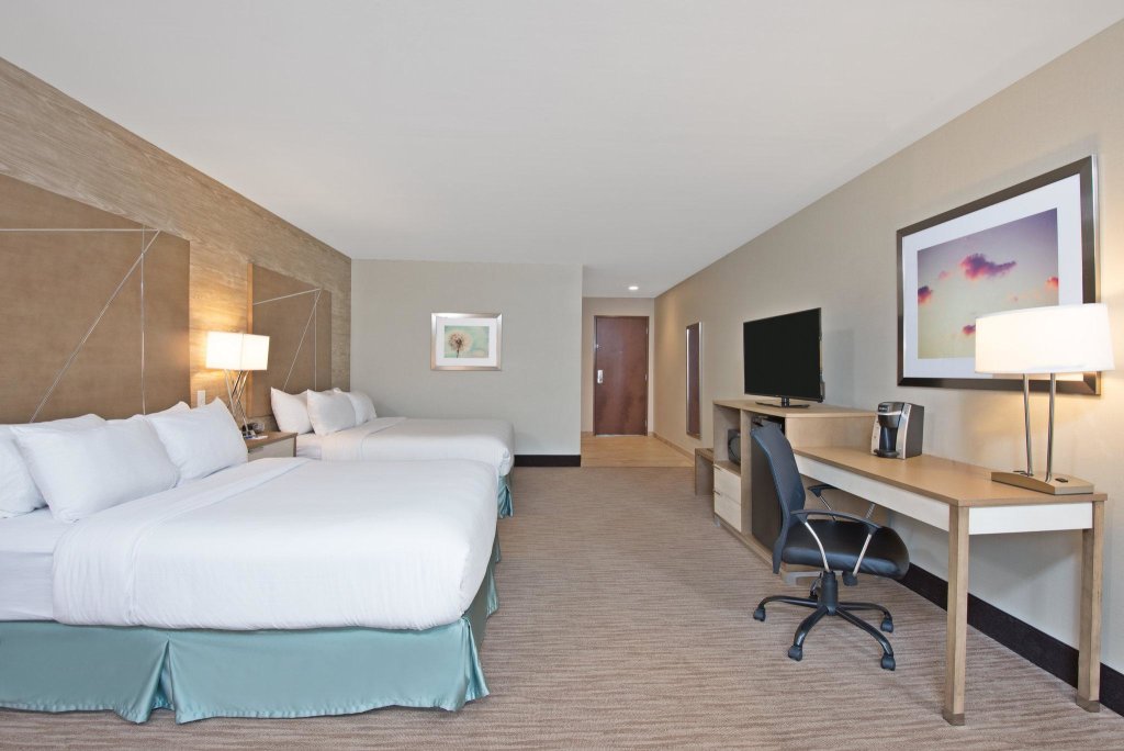 Четырёхместный номер Standard Holiday Inn Express & Suites New Cumberland, an IHG Hotel